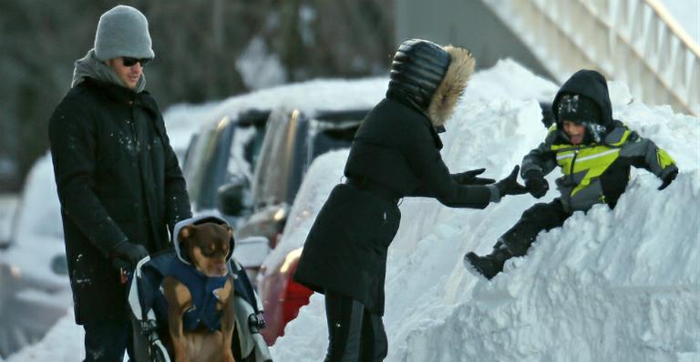 Gisele Bündchen passeia com a família no meio da neve nos EUA