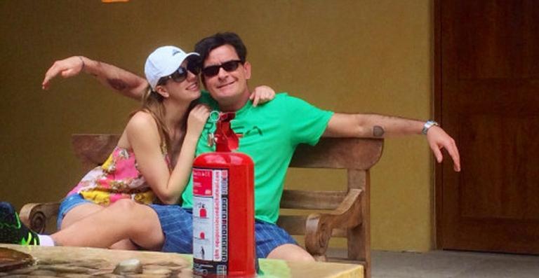 Charlie Sheen diz que se casou com a namorada para provocar ex