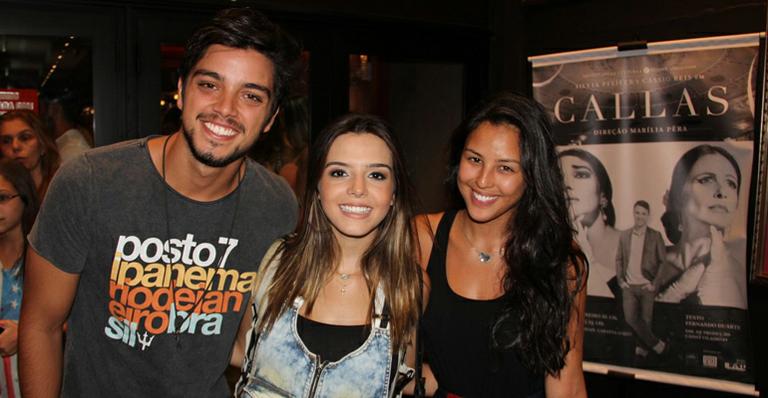 Rodrigo Simas prestigia Giovanna Lancellotti no teatro