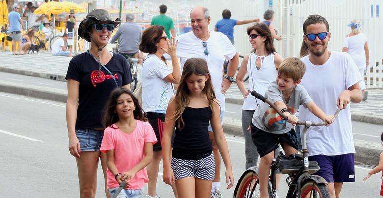 Maria Paula passeia com namorado e as filhas na orla do Leblon, no Rio