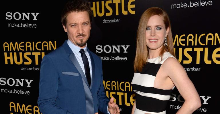 Jeremy Renner e Amy Adams roubam a cena em sessão especial de longa