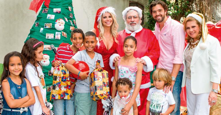 No Natal, Karina Bacchi se veste de mamãe Noel anima a festa em sua ONG