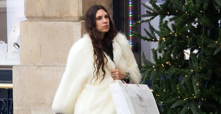Tatiana Santo Domingo usa casaco de pele branca e look todo preto para enfrentar inverno