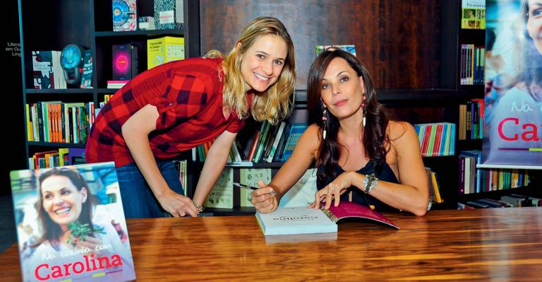 Vanessa Menga recebe autógrafo do livro de Carolina Ferraz