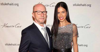 Paul Haggis é recepcionado pela top Adriana Lima em noite solidária em NY