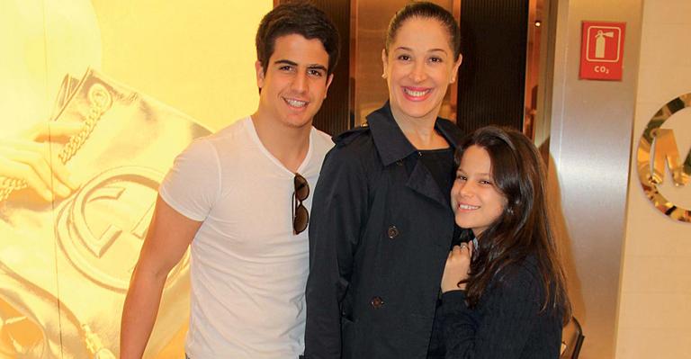 Claudia Raia vai às compras com Sophia e Enzo