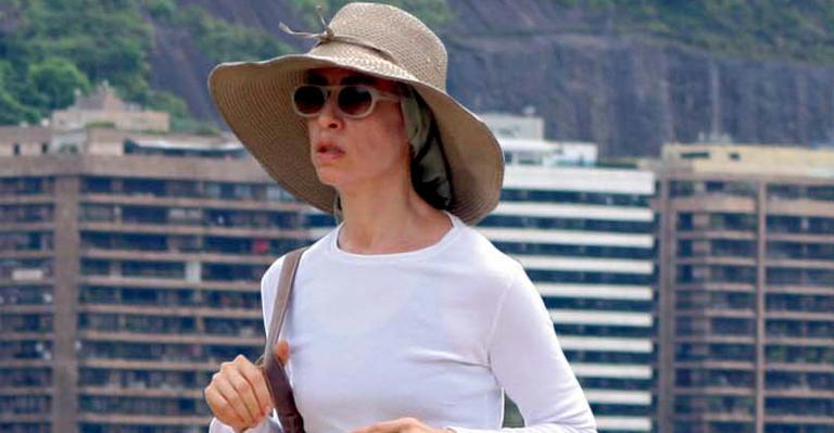 Fernanda Torres se dedica a exercícios físicos durante férias no Rio
