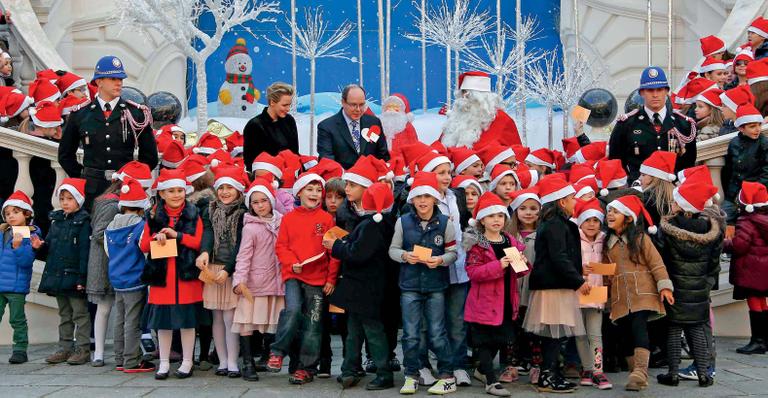 Princesa Charlene e Albert II se encontram com crianças durante cerimônia de Natal