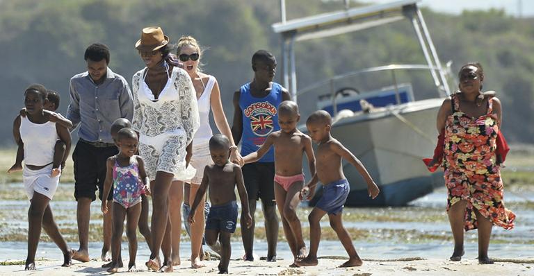 Modelo Naomi Campbell brinca com crianças de orfanato no Quênia