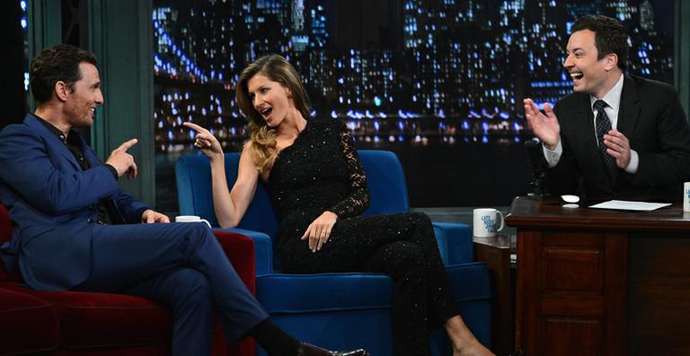 Gisele Bündchen e Matthew McConaughey participam do programa Late Night with Jimmy Fallon