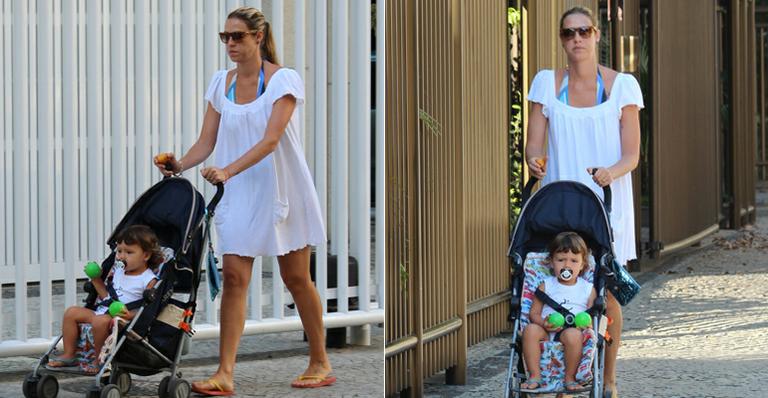 Luana Piovani passeia com o filho no Rio de Janeiro