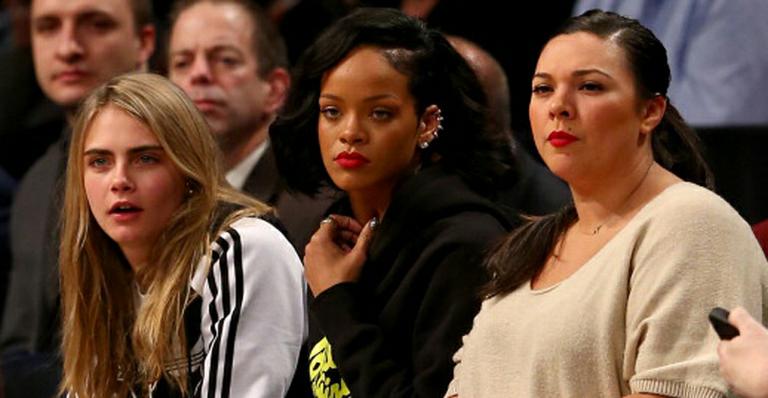 Rihanna e Cara Delevingne assistem juntas a jogo de basquete