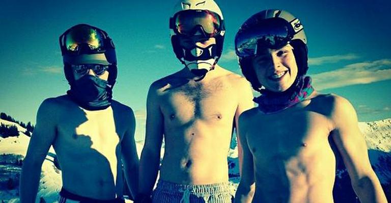 Madonna mostra filho e amigos sem camisa esquiando na neve