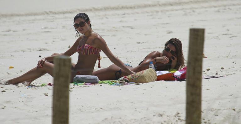 Sophie Charlotte e Thaila Ayala curtem praia juntas no Rio de Janeiro