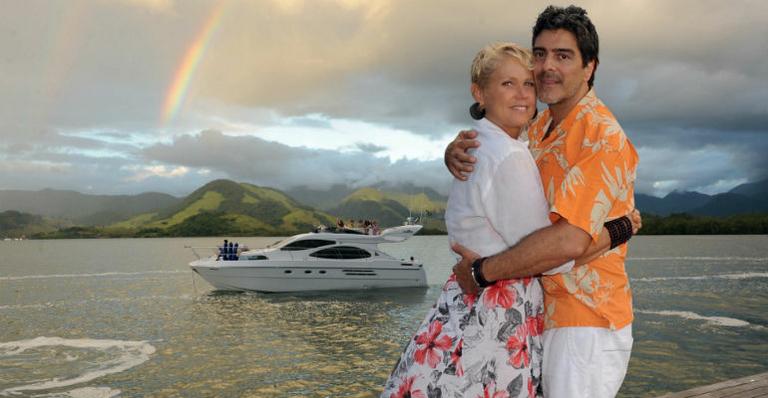 Xuxa e Junno Andrade completam um ano de namoro e aproveitam Angra dos Reis