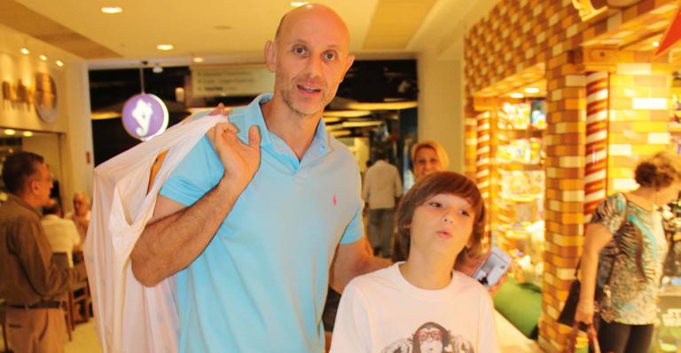 Comentarista Tande faz compras em shopping carioca ao lado do filho Yago