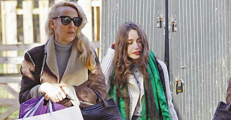 Jerry Hall e a filha Lizzy Jagger esbanjam estilo em festa