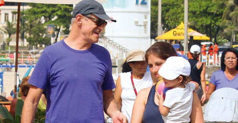 Marcos Caruso passeia pelo Leblon com o neto caçula e a nora