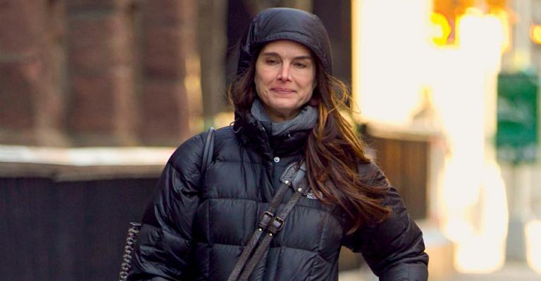 Brooke Shields passeia pelas ruas de Nova York durante temporada de frio
