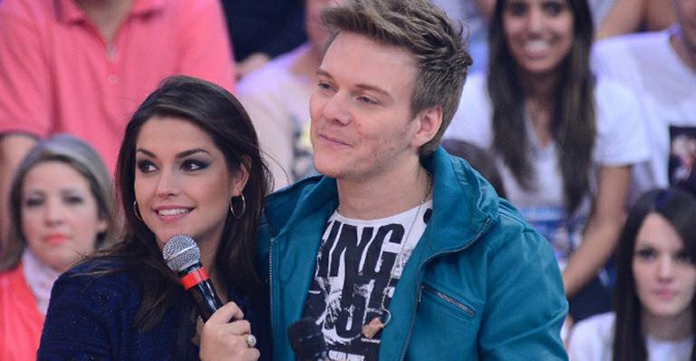 Michel Teló e Thais Fersoza trocam beijos e carinhos no Legendários