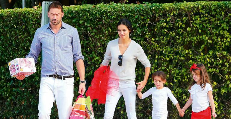 Adriana Lima passeia com a filha, Valentina, uma amiguinha e o marido, Marko, em Miami