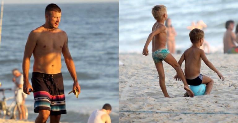 Rodrigo Hilbert curte dia na praia com os filhos gêmeos