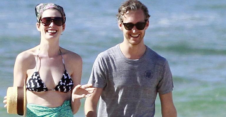 Anne Hathaway quase se afoga em praia e é socorrida pelo marido