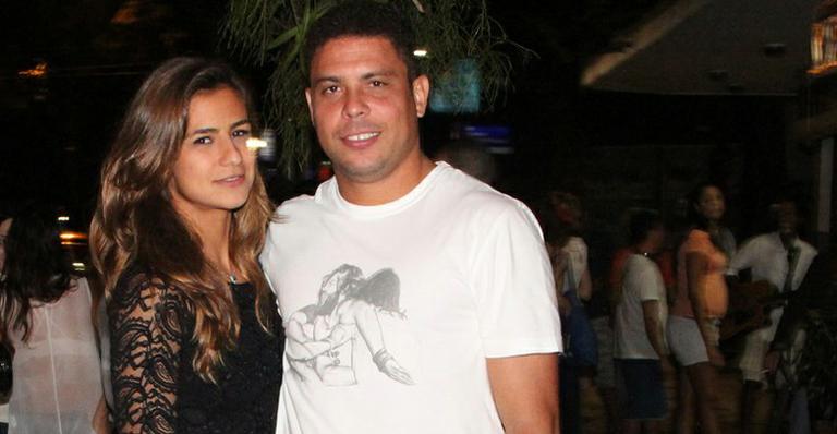 Ronaldo publica foto da noiva, Paula Morais, abraçada com a filha