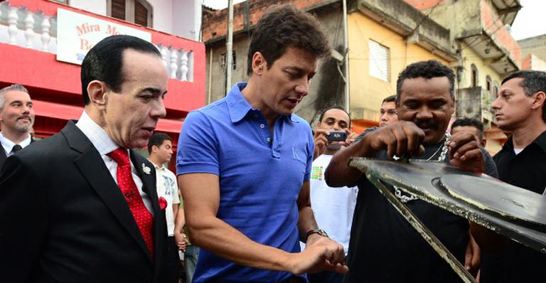 Rodrigo Faro leva Chiquinho Scarpa para conhecer favela em São Paulo