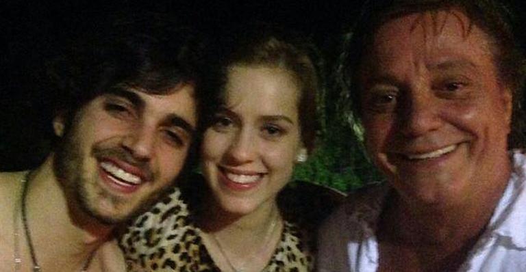Sophia Abrahão curte noitada ao lado do sogro e do namorado