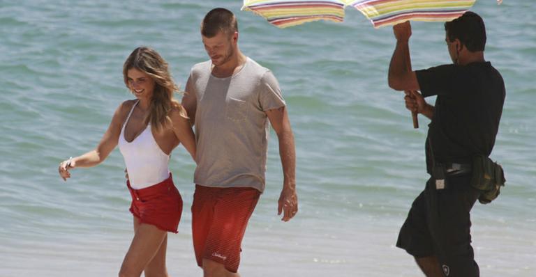 Rodrigo Hilbert e Fernanda Lima gravam comercial em praia do Rio de Janeiro