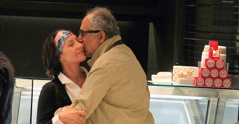 Cássia Kiss diz que mantém o mesmo romantismo do início da relação