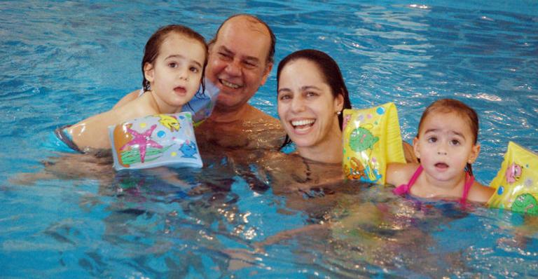 Cláudia Mauro curte com o marido e seus gêmeos antes da estréia de Em Família