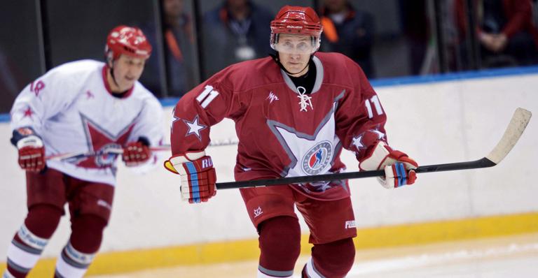 Vladimir Putin participa de jogo de hóquei em cidade russa