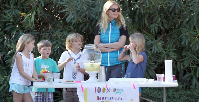Gwyneth Paltrow ajuda os filhos em barraca de limonada nos EUA
