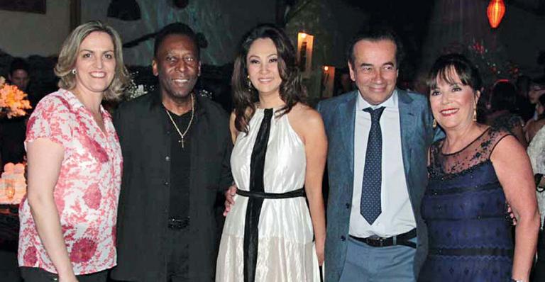 Pelé e sua Márcia Aoki marcam presença no aniversário de arquiteta