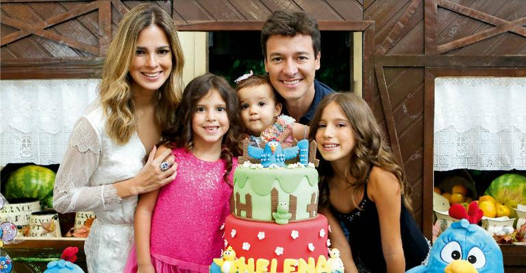 Rodrigo Faro e Vera Viel comemoram aniversário de um ano da caçula, Helena