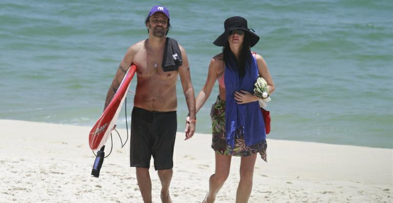 Grávida, Alinne Moraes curte praia com o namorado, Mauro Lima