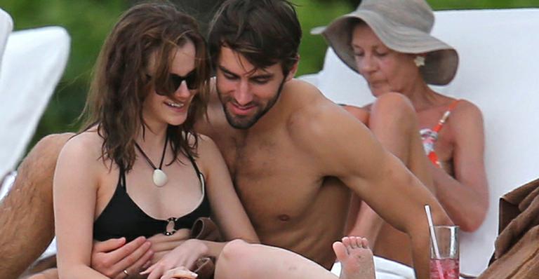 Emma Watson curte dia na praia com novo namorado
