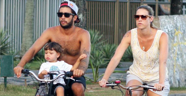 Luana Piovani anda de bicicleta com a família no Leblon