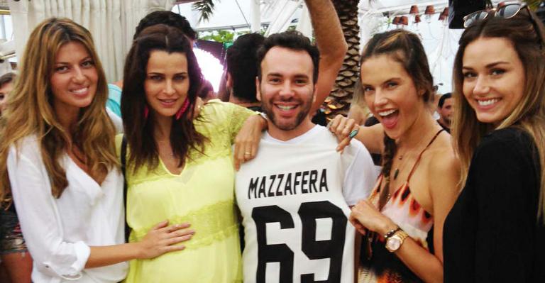 Matheus Mazzafera e Alessandra Ambrosio curtem balada em Florianópolis