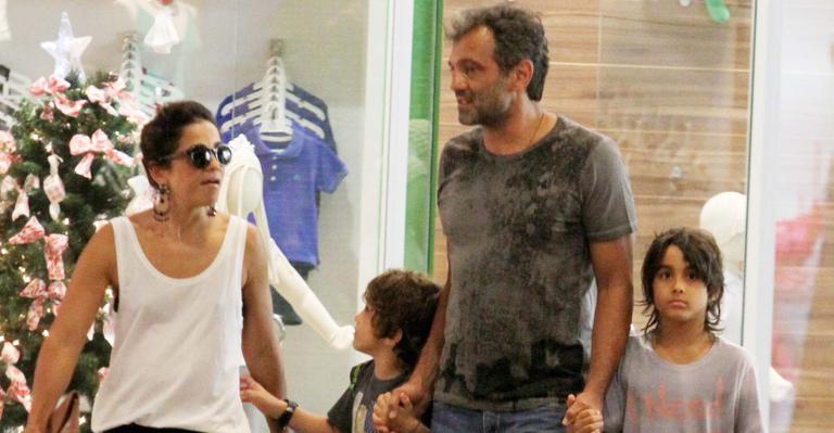 Domingos Montagner passeia com a família em shopping carioca