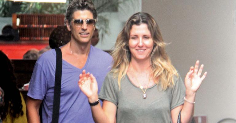 Reynaldo Gianecchini passeia em shopping carioca com Christiane Alves