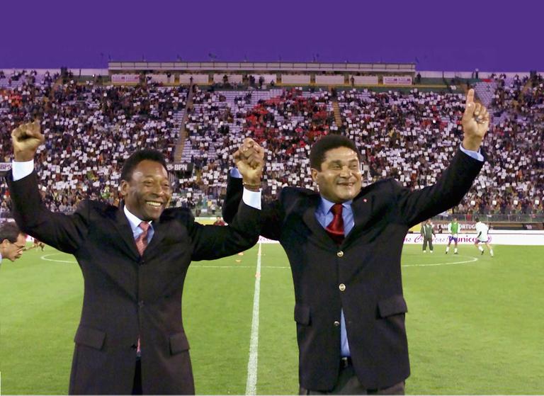 Pelé lamenta a morte de Eusébio, ex-jogador português
