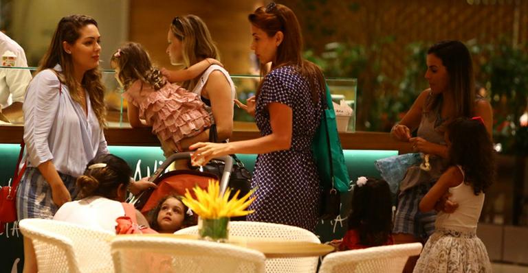 Mamães famosas curtem encontro em shopping no Rio de Janeiro