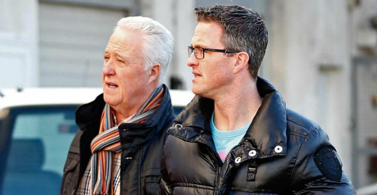 Irmão e pai visitam Schumacher em coma após acidente na neve
