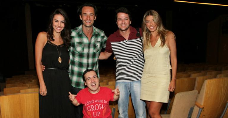 Rodrigo Santoro e Mel Fronckowiak assistem à peça de Marcelo Serrado