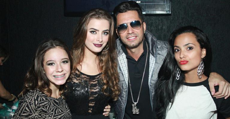 Latino curte festa com a noiva e as filhas no Rio
