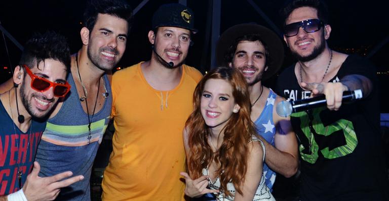 Com Fiuk na plateia, Sophia Abrahão canta em gravação de DVD
