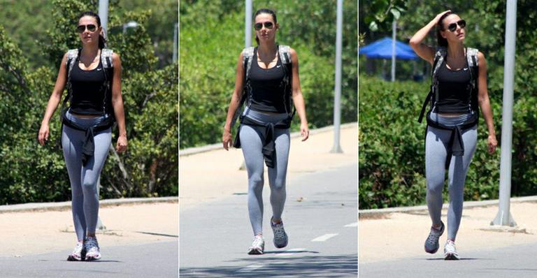 Mel Fronckowiak caminha na Lagoa, no Rio